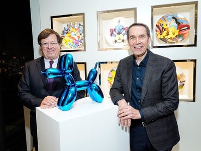 Michel Bernardaud and artist Jeff Koons with one of the editions of &quot;Balloon Dog (Blue)&quot;