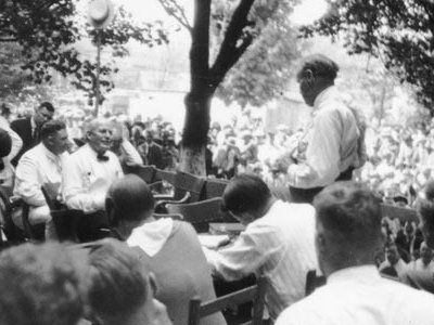 Outdoor proceedings on July 20, 1925, showing William Jennings Bryan and Clarence Darrow.